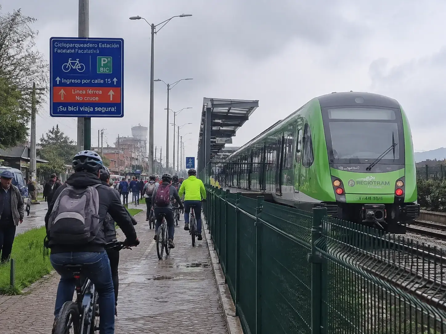 Ir en bici hasta el tren: por qué la primera y la última cuadra importan tanto